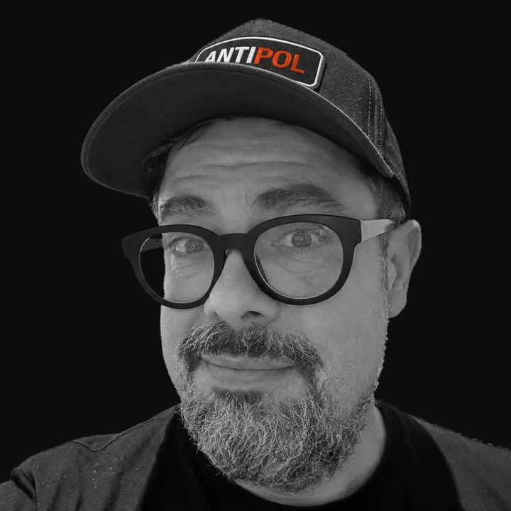 Porträt: Stefan Bodeit, schwarz-weiß, mit runder Brille, Bart und Cap